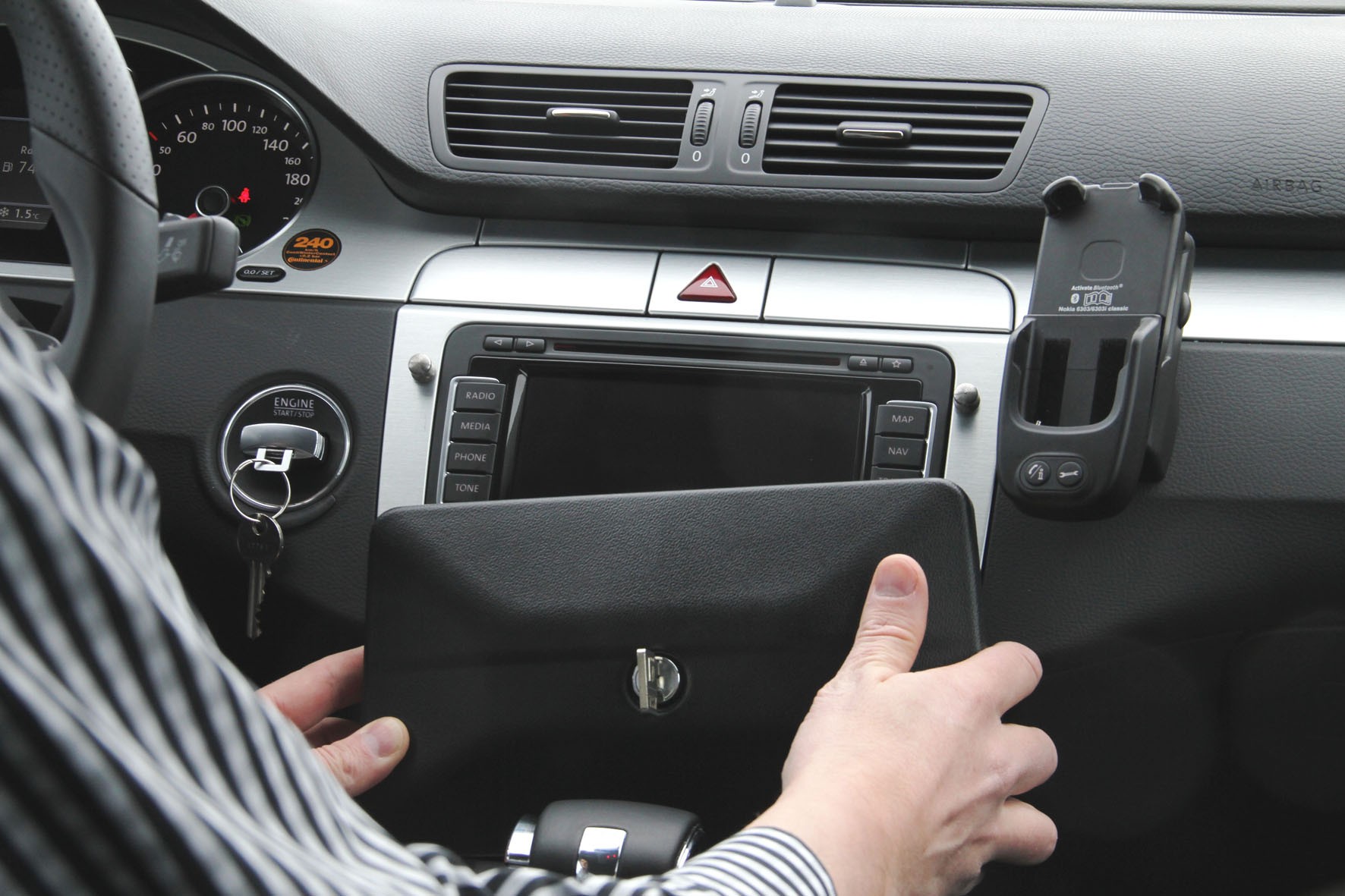 Volkswagen предлагает штатное устройство для защиты навигации от воров Автоновости.