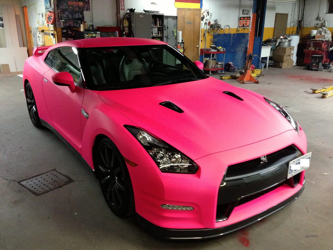 Nissan GTR r35 розовый